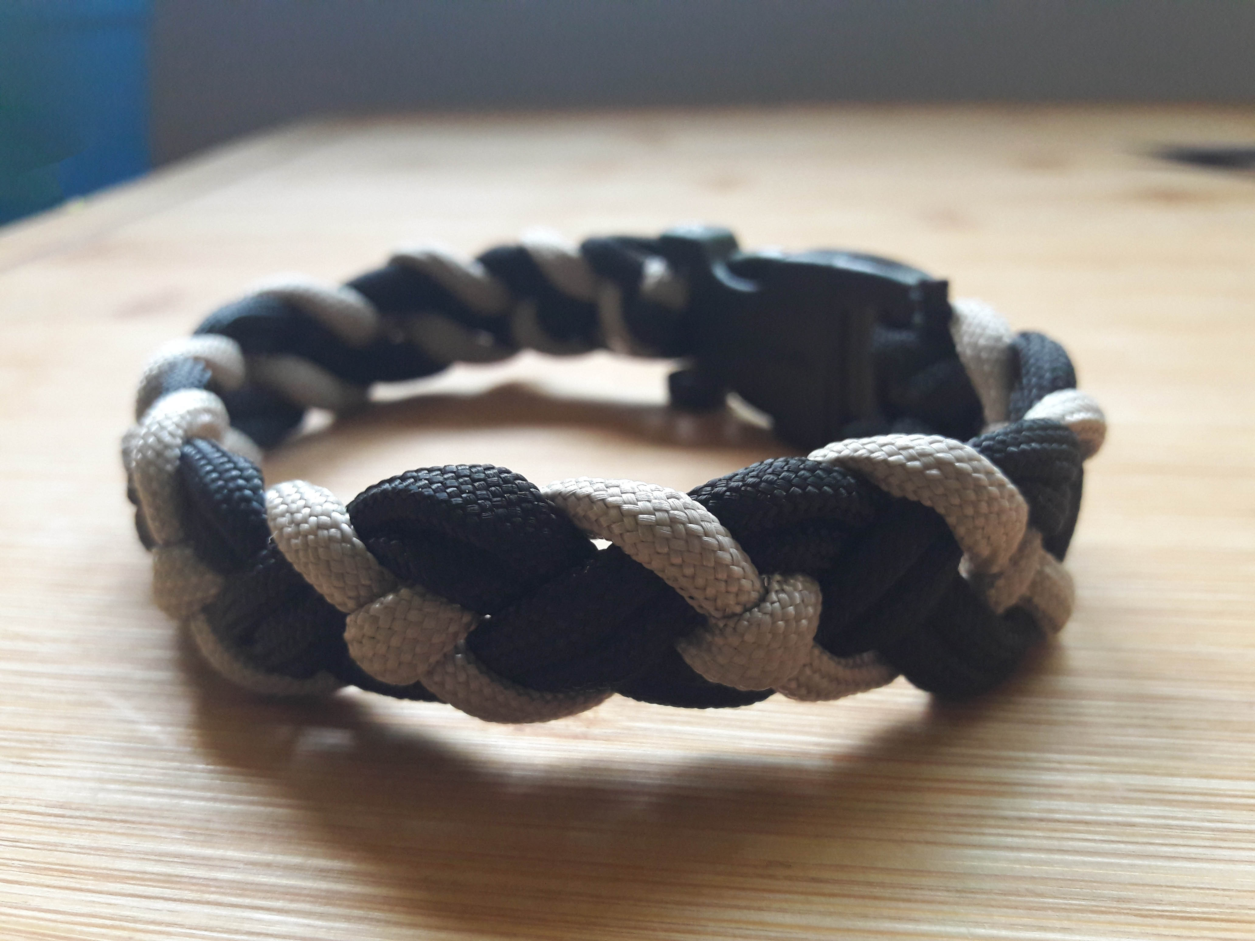 Fertiges Paracord Flechtarmband
